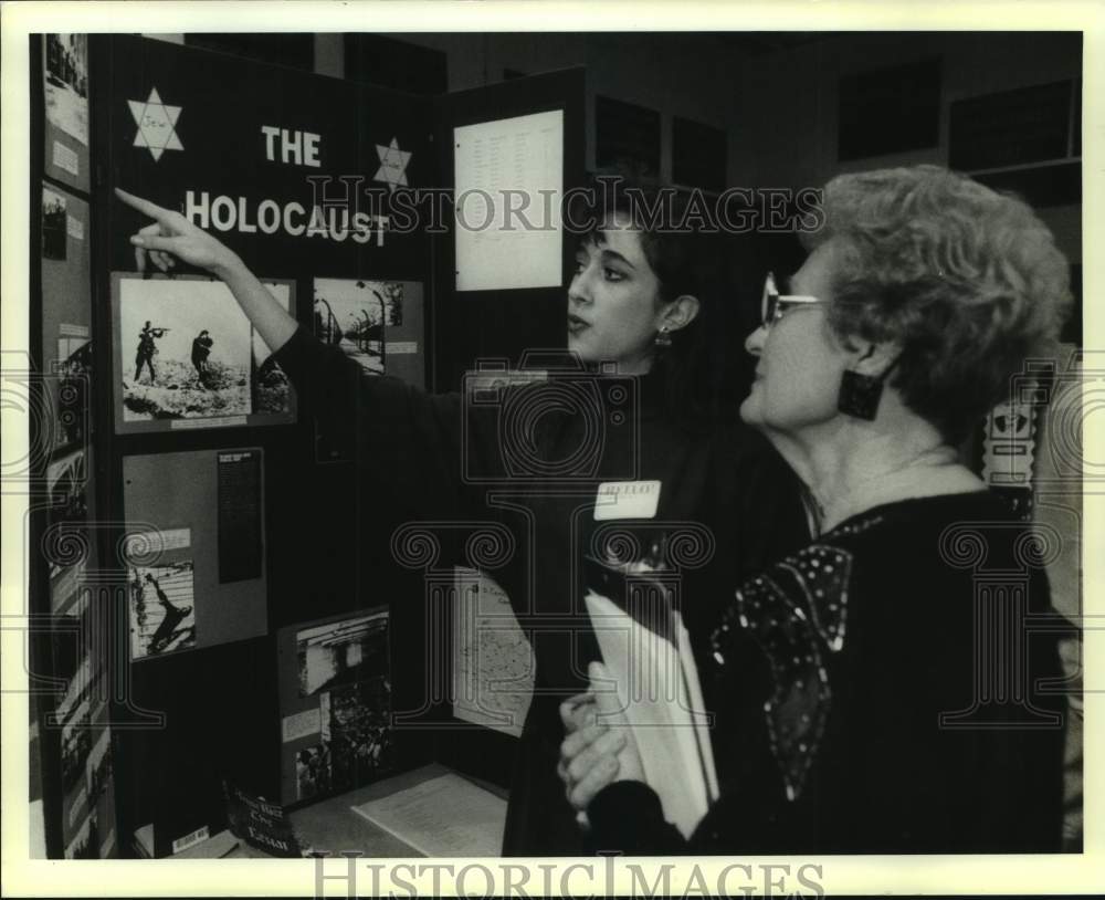 1990 Press Photo Student Monica Koepp Explains Holocaust Project To Evelyn Davis - Historic Images