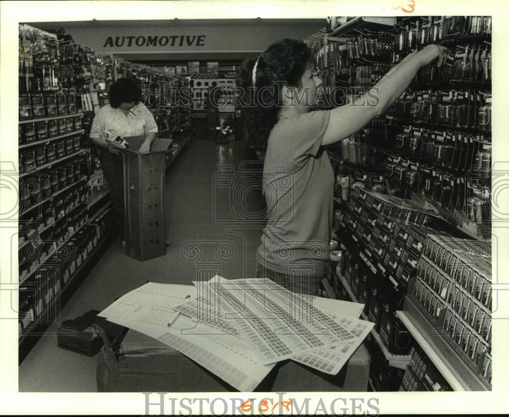 1988 Press Photo K-Mart merchandiser Martha Troglen stocks shelves at new store - Historic Images