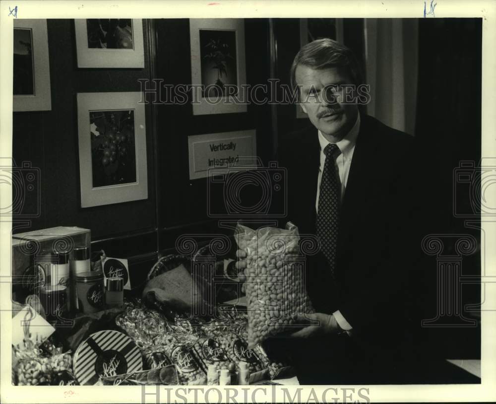 1986 Press Photo Lawrence Knowles of Pacific Agricultural Services, Inc. - Historic Images