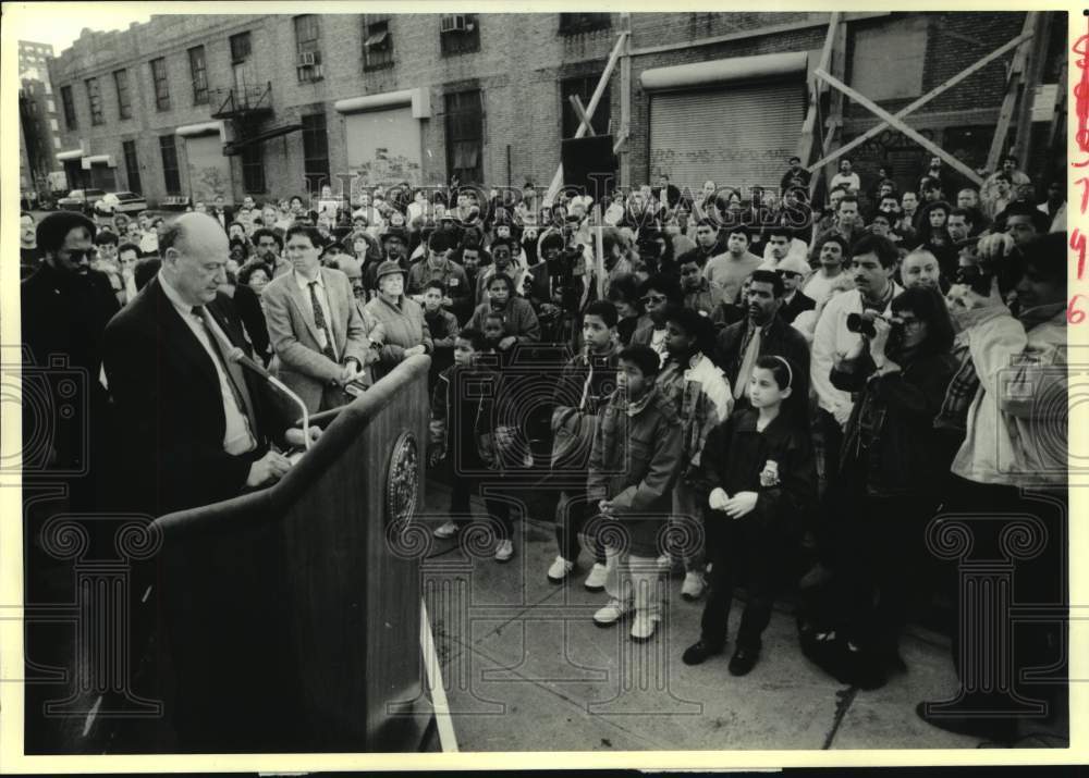 1989 Press Photo New York Mayor Edward Koch leads prayer vigil outside hospital - Historic Images