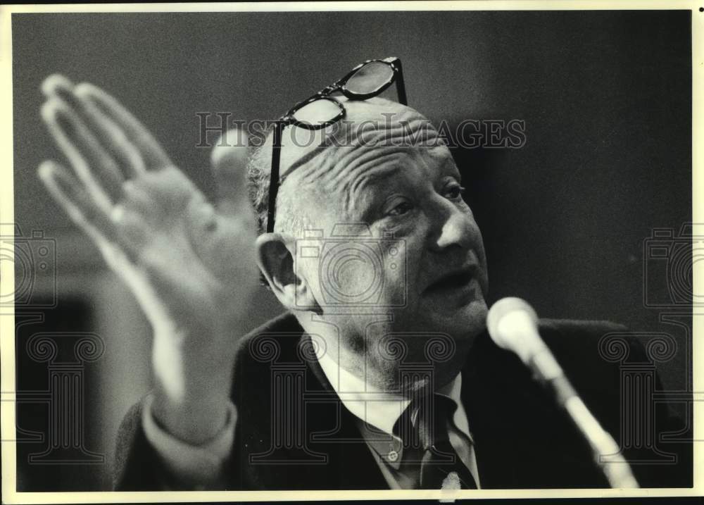 1989 Press Photo New York Mayor Edward Koch discusses affordable housing - Historic Images