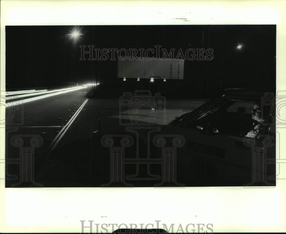 1991 Press Photo Lt. John Warner watches traffic at Lake Pontchartrain Causeway - Historic Images