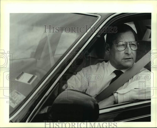 1990 Press Photo Glenn DeGruy gets his toll tag at Lake Pontchartrain Causeway - Historic Images