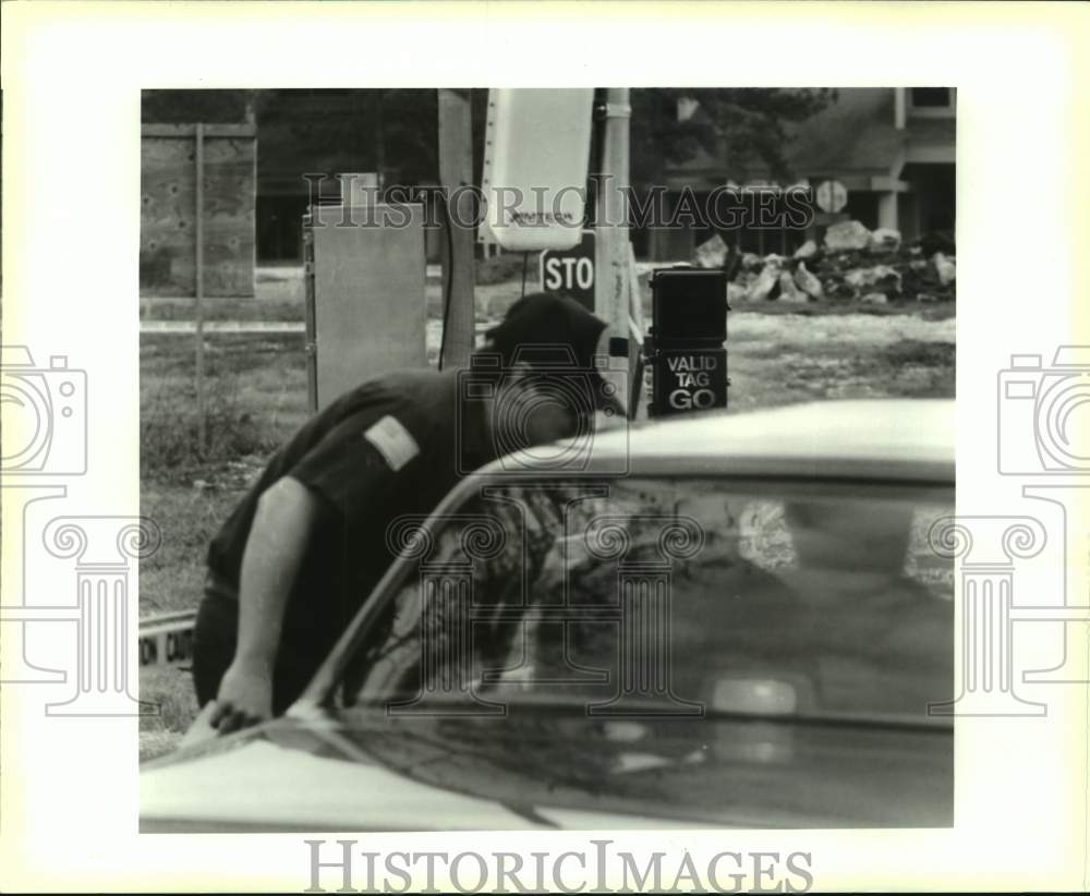 1990 Press Photo Leo Kuylen checks out a toll tag at Lake Pontchartrain Causeway - Historic Images