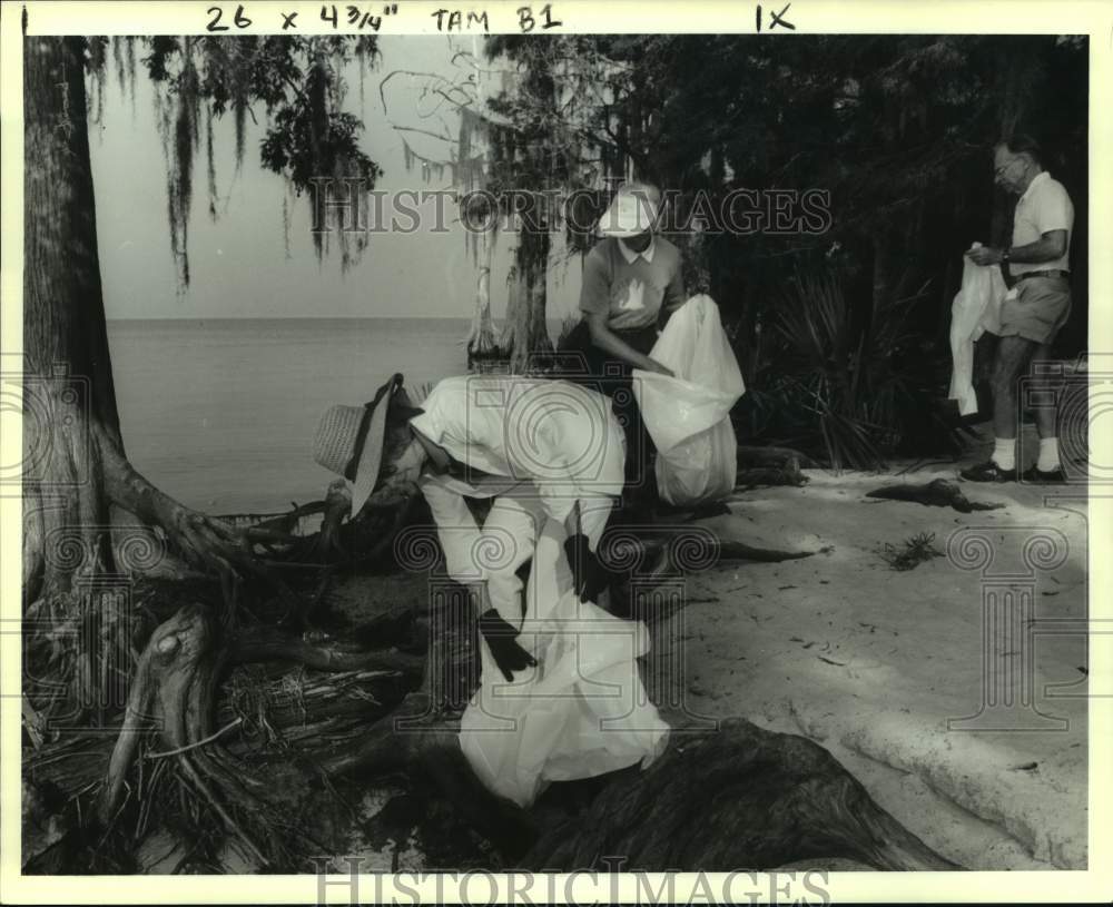 1989 Press Photo Honey Island group members during cleanup at Lake Pontchartrain - Historic Images