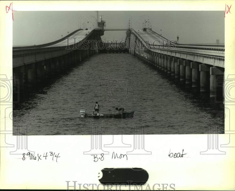 1992 Press Photo Fisherman below North & South bridges of Lake Pontchartrain - Historic Images