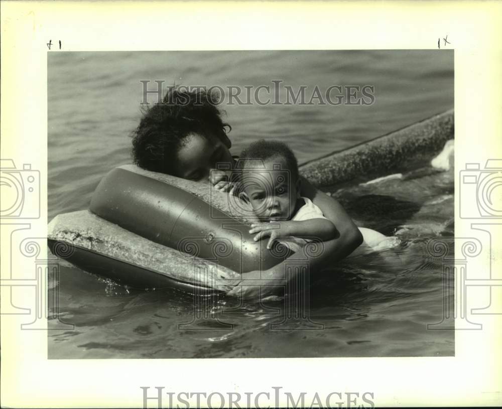 1988 Press Photo Mother And Son Escape Heat In Polluted Lake Ponchartrain - Historic Images