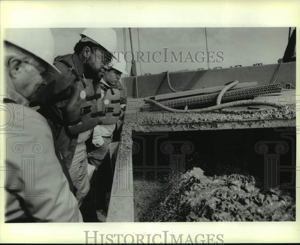 1989 Press Photo Frank Harrod leads shell dredging on Lake Pontchartrain - Historic Images