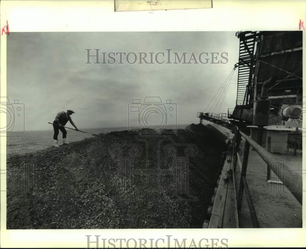 1989 Press Photo Roger Rutland rakes shells on a Dredge Boat-Lake Pontchartrain - Historic Images