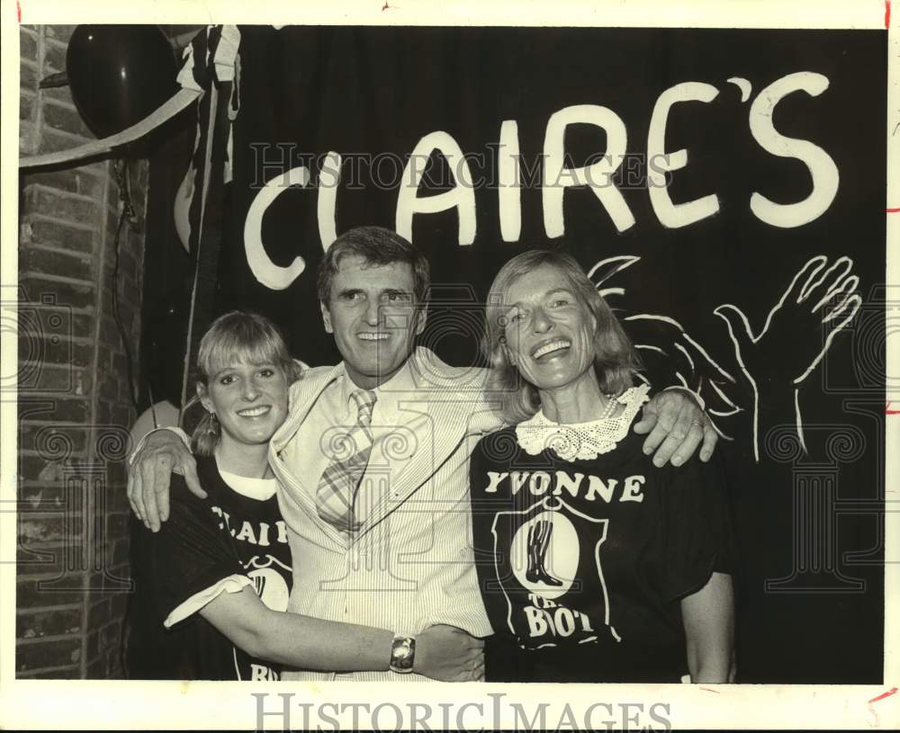 1989 Press Photo Claire, Shaun &amp; Yvonne Viguerie attend a benefit at &quot;Claire&#39;s&quot; - Historic Images