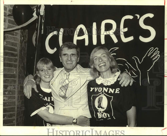 1989 Press Photo Claire, Shaun & Yvonne Viguerie attend a benefit at "Claire's" - Historic Images