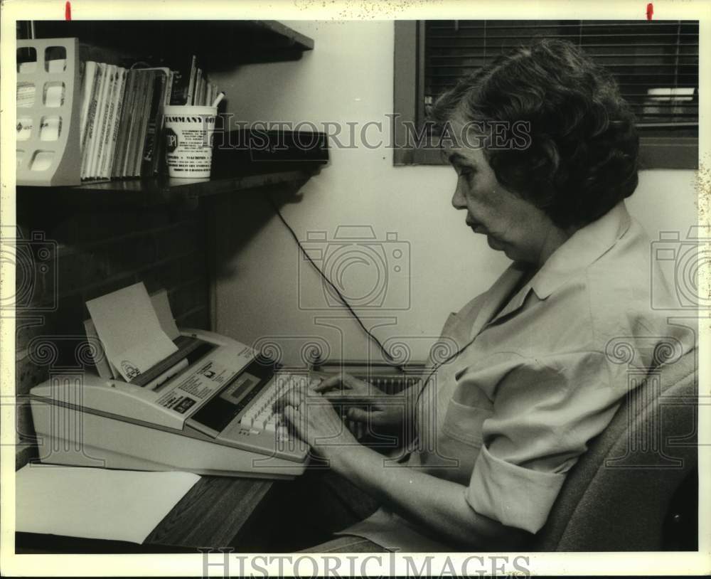 Press Photo Lee M. Deykin typing the Lake House newsletter - Historic Images