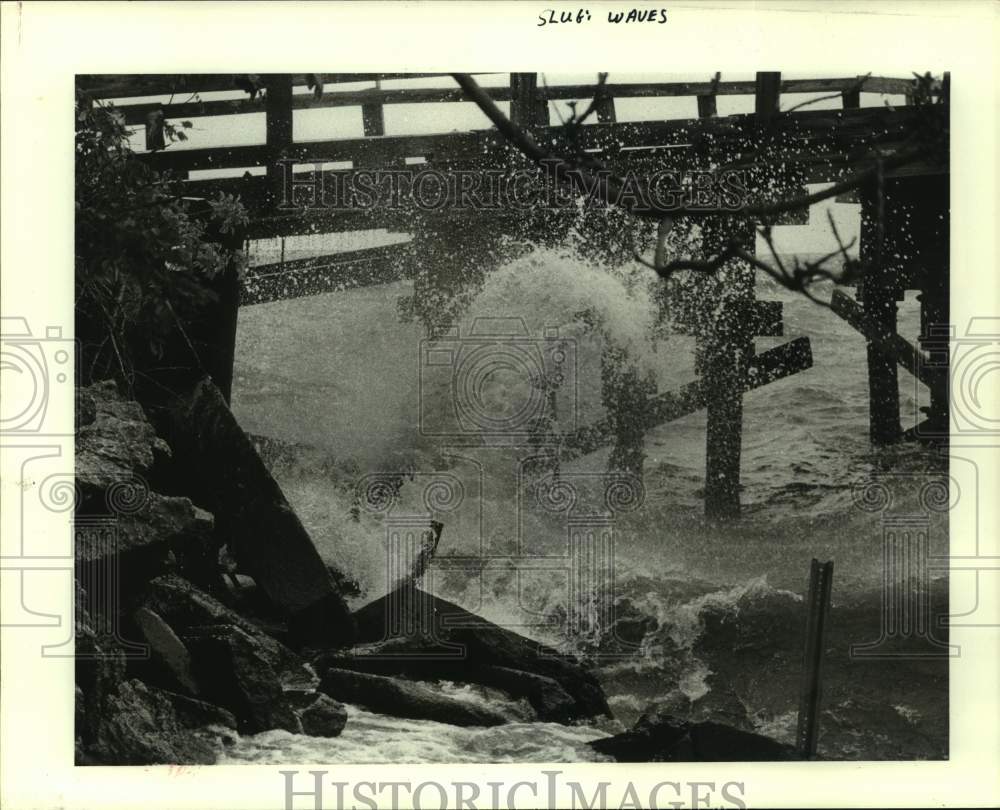 1994 Press Photo Waves on New Orleans Lakefront - Historic Images