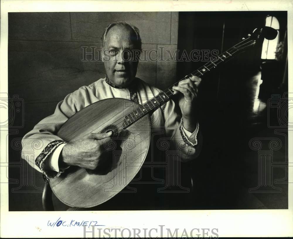 1987 Press Photo Ray Kane of Balalaika Orchestra with his Bass Domra - Historic Images