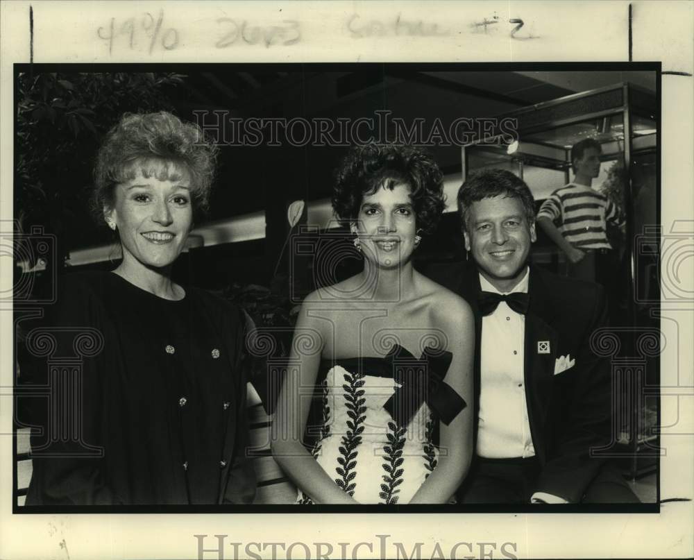 1990 Press Photo Gail Kaliszeski and et al during M.S. Benefit - Historic Images