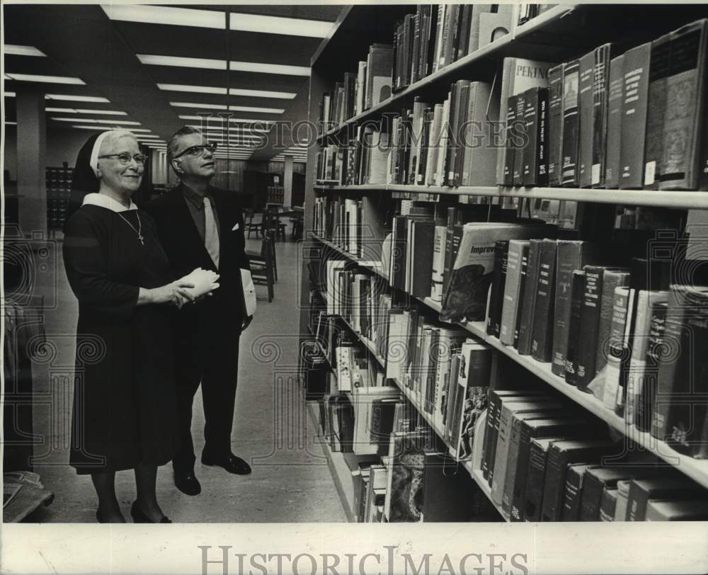 1971 Press Photo Harnett T. Kane &amp; Sr. Dorothea O. McCants- Friends of Library-Historic Images