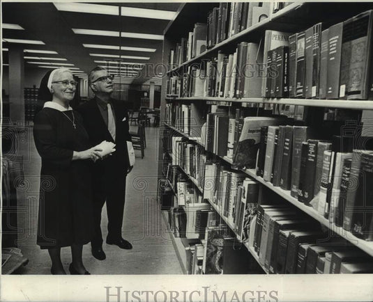 1971 Press Photo Harnett T. Kane & Sr. Dorothea O. McCants- Friends of Library-Historic Images