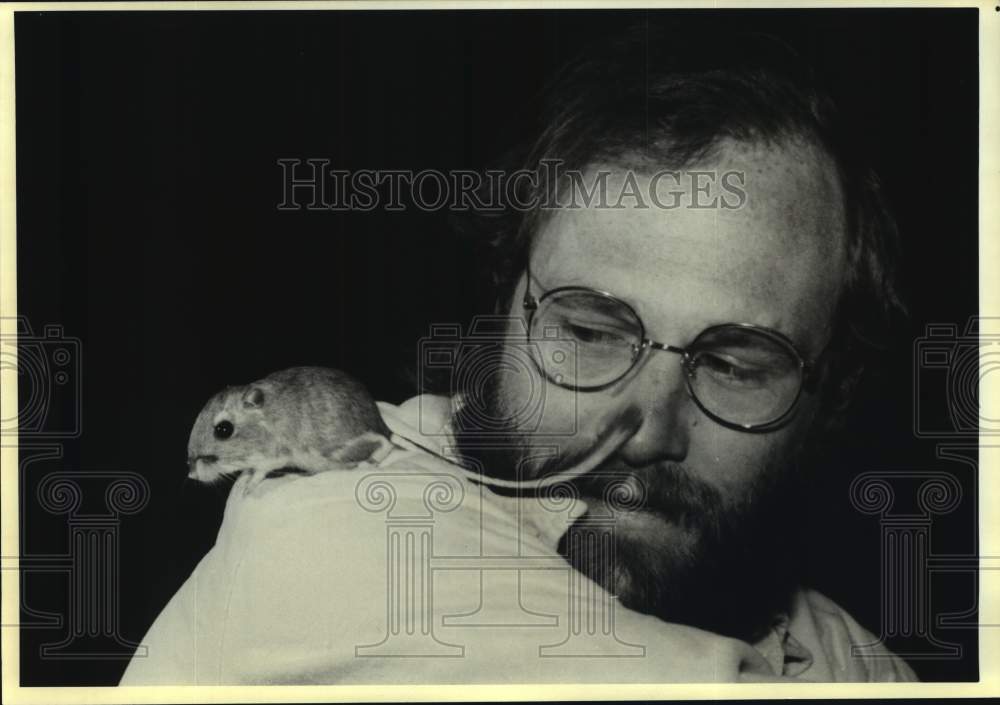 1992 Press Photo Craig Dodson of Roo Rat Society with a long-tailed Kangaroo Rat - Historic Images