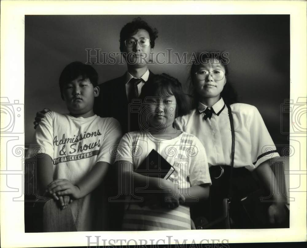 1992 Press Photo Korean Immegrants, Young Su Kang and Sun Hee Kang with children - Historic Images