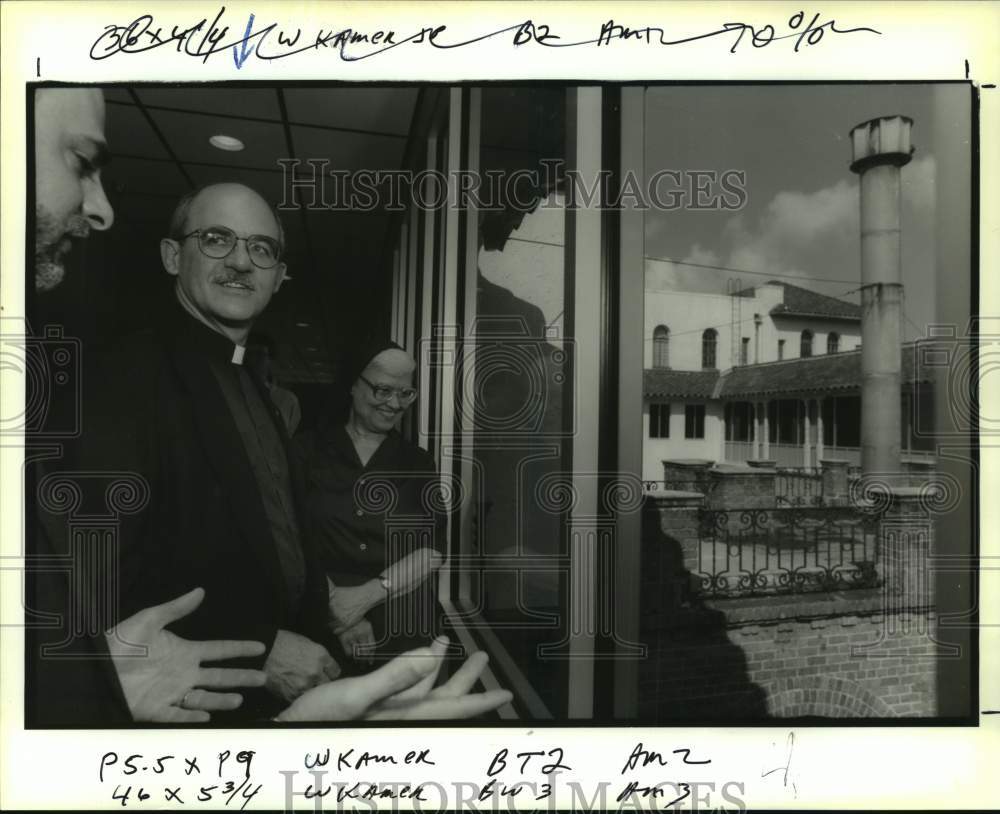 1993 Press Photo Reverend Fred Kammer and others tour the Hope Haven Center - Historic Images