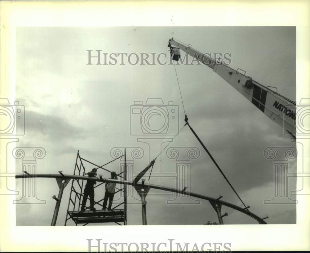 1994 Press Photo Artist Steven Kline&#39;s sculpture, A Stage for Viewing - Historic Images