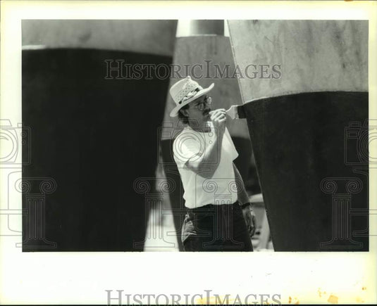 1994 Press Photo Sculptor Steve Kline paints a section of "A Stage For Viewing" - Historic Images