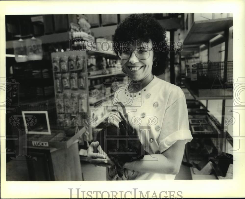 1990 Press Photo Karen Kocke of 50 Fathoms Pet Shop in Metairie- Re-opening - Historic Images