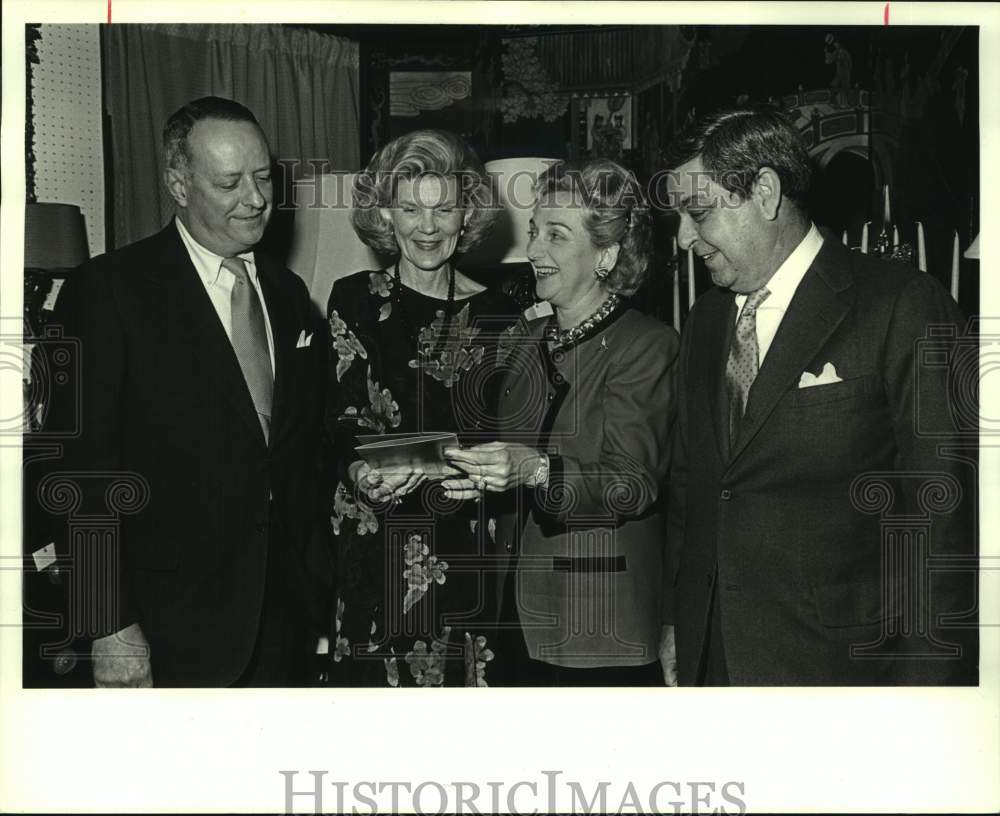 1988 Press Photo Guests to Multiple Sclerosis Benefit at Rivergate/ Antique Show - Historic Images