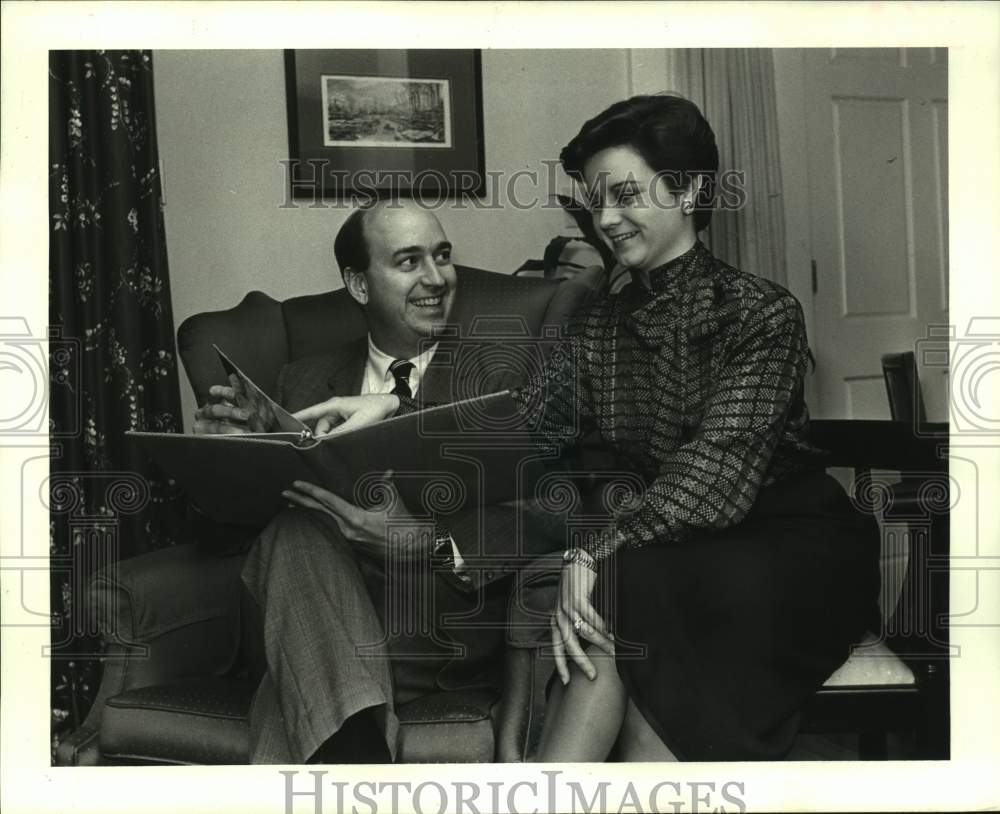 1988 Press Photo Jimmy Kock at home with Marguerite reminiscing with pictures - Historic Images