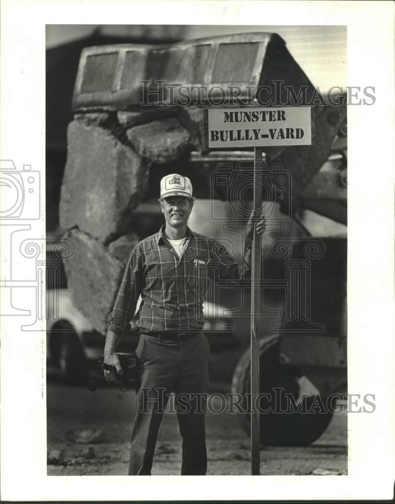 1987 Press Photo Gene Jackson holds sign with the name he recommends for street. - Historic Images