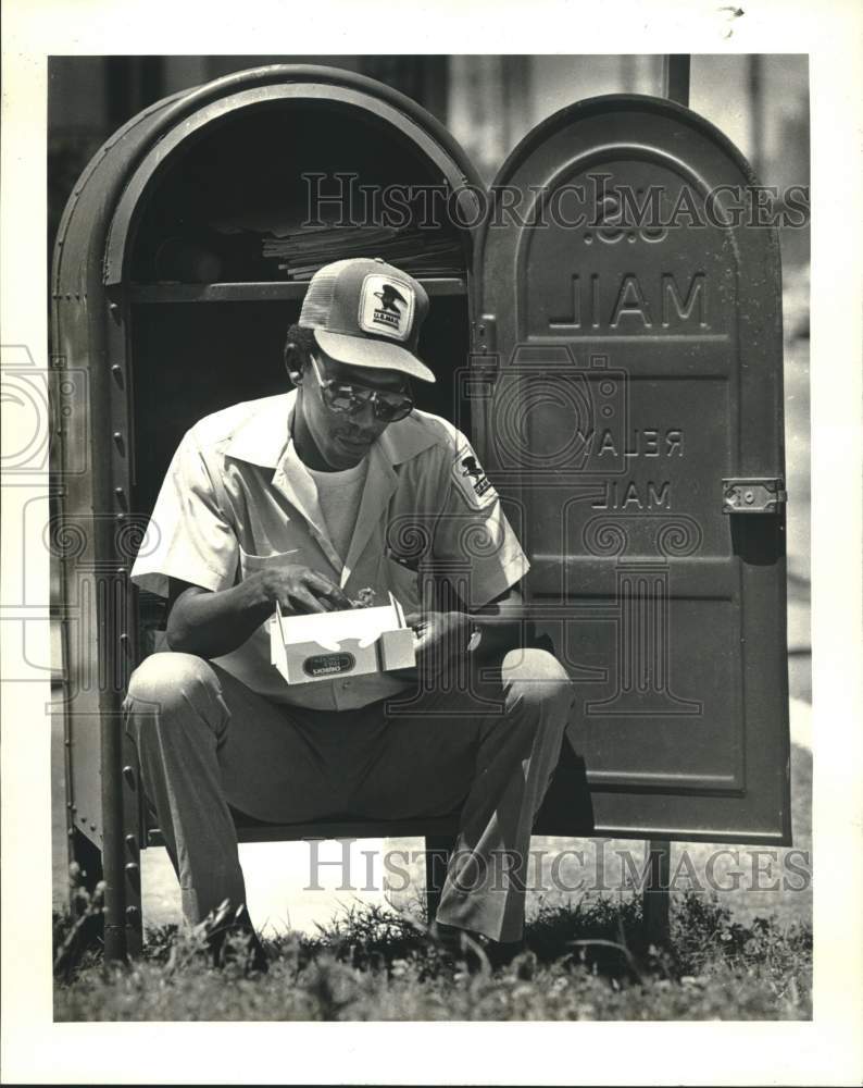 1986 Press Photo Mail carrier Bernard Jackson taking his lunch break, France St - Historic Images