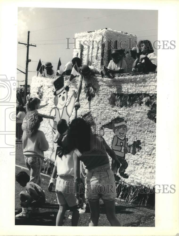 1990 Press Photo Giving out cabbage during the Irish-Italian Parade on Waverly - Historic Images