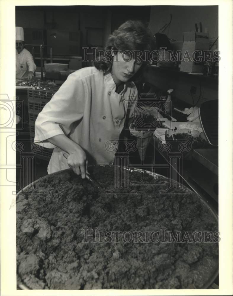 1989 Press Photo Lisa Hendrickson spooning up some chocolate mouse - Historic Images