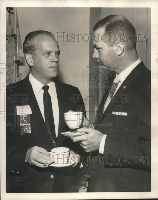 Press Photo New Orleans-William Hennessy & Roger W. Cain at Apothecaries Event - Historic Images