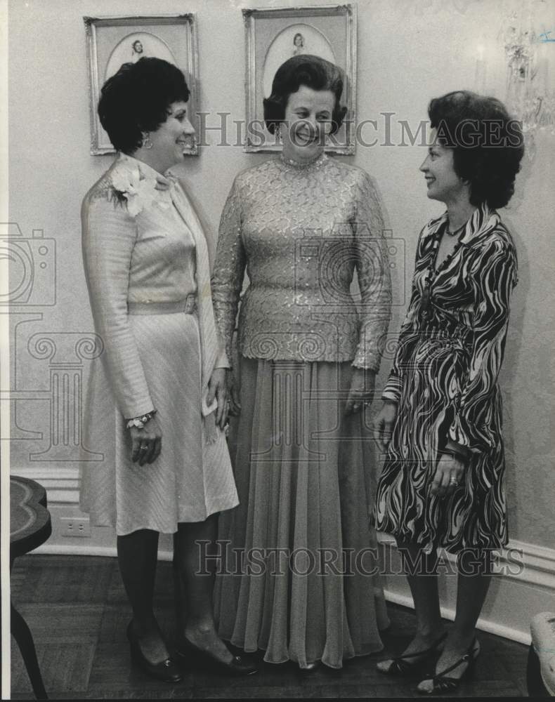 1975 Woman&#39;s Auxiliary to the Orleans Parish Medical Society - Historic Images