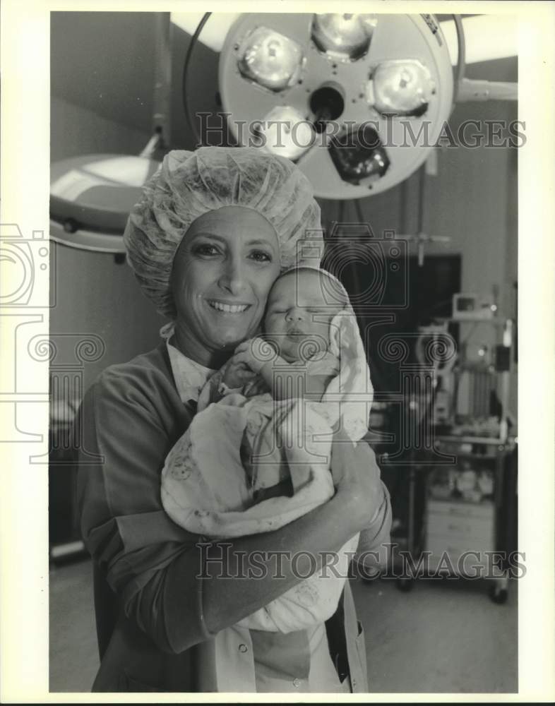 1989 Press Photo Meadowcrest Hospital nurse Ann Johnston holding a newborn baby - Historic Images