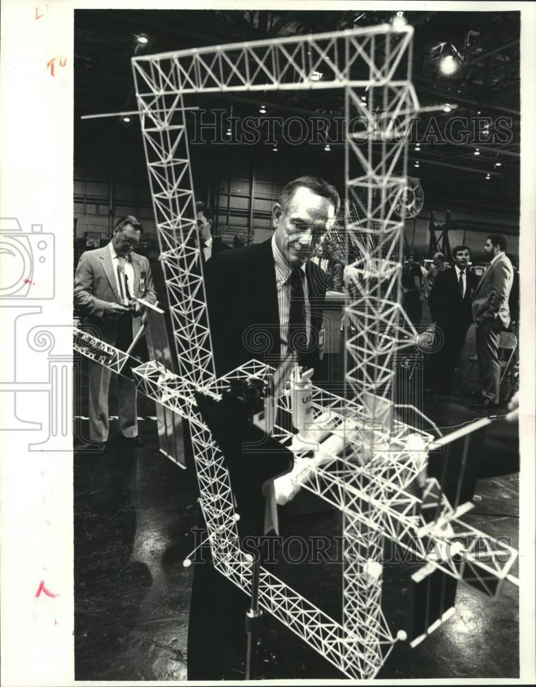 1987 Press Photo J. Bennett during tour at the Martin Marietta facility Michoud - Historic Images