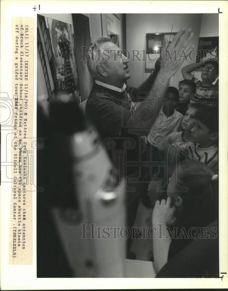 1990 Press Photo Greg Kaminski tours Brock Elementary students at Slidell - Historic Images