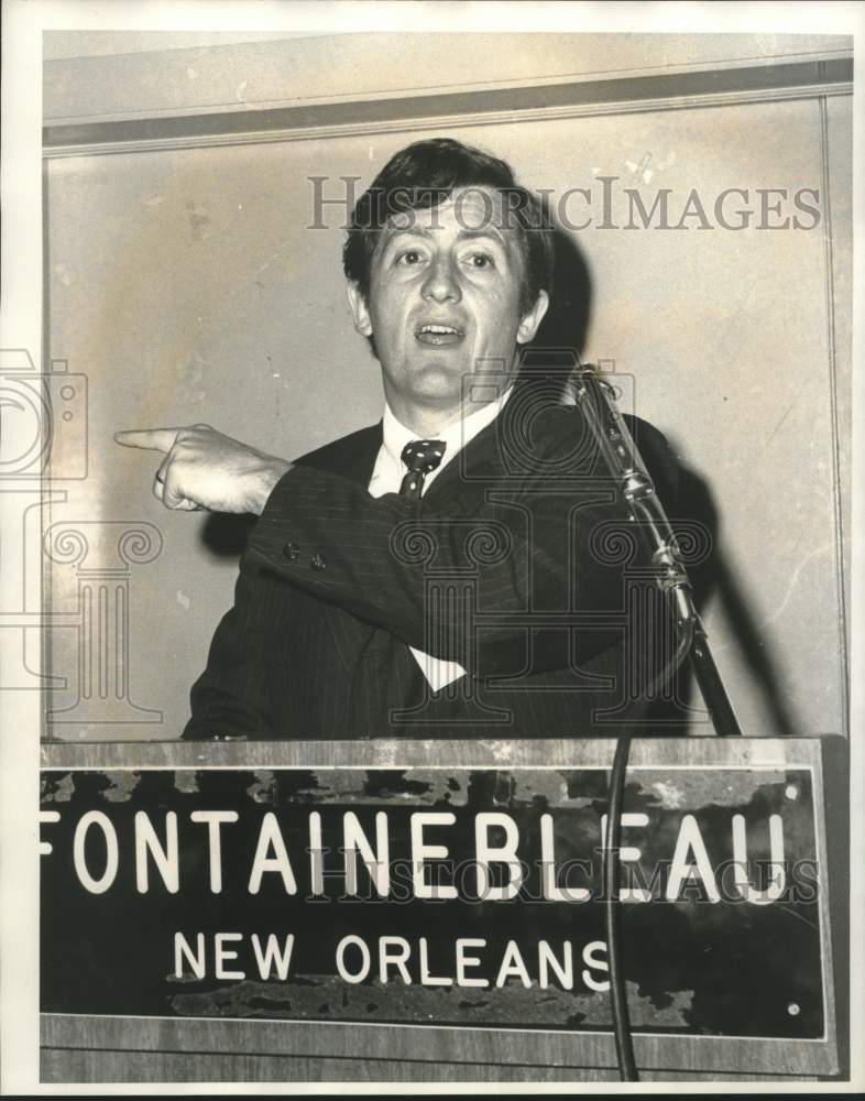 Press Photo Robert J. Kamerschen, Speaker at Grocer&#39;s Meet at Fontainbleau Motel - Historic Images