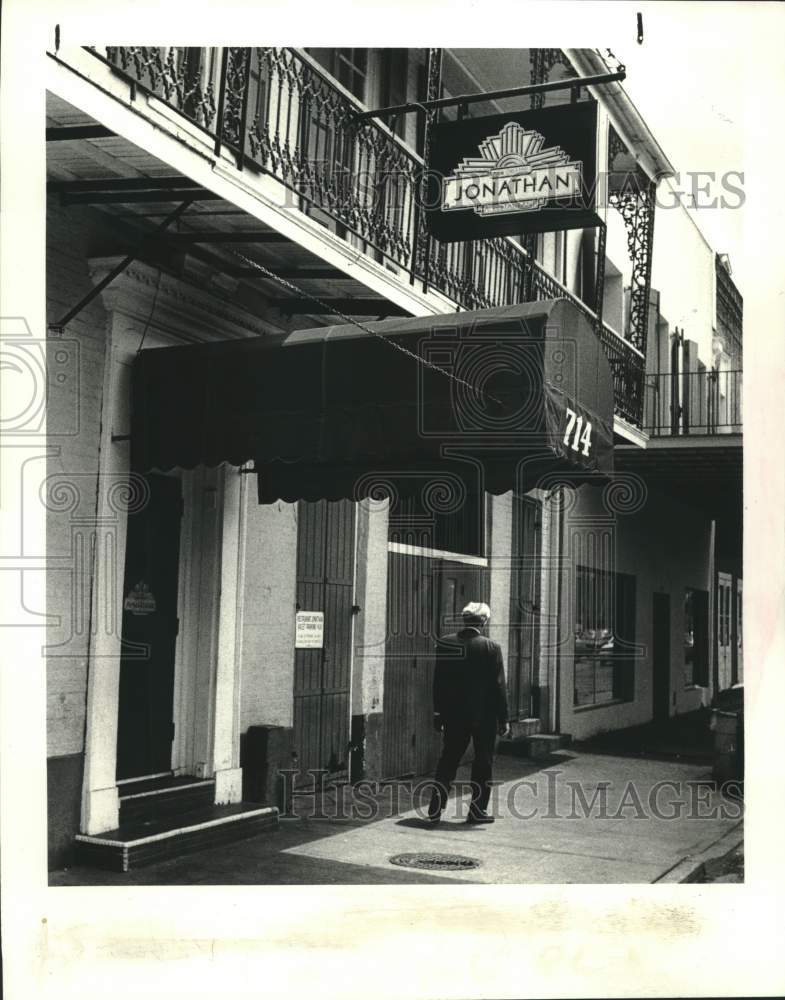 1986 Press Photo Johathan Restaurant at 714 N. Rampart Street is closing. - Historic Images