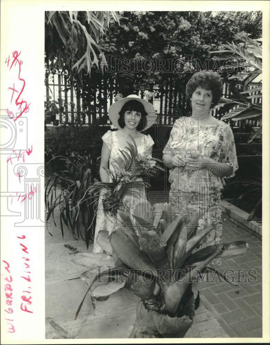 1989 Press Photo Paulette Winslett & Mary Jo Hendricks in City Park Gardens. - Historic Images