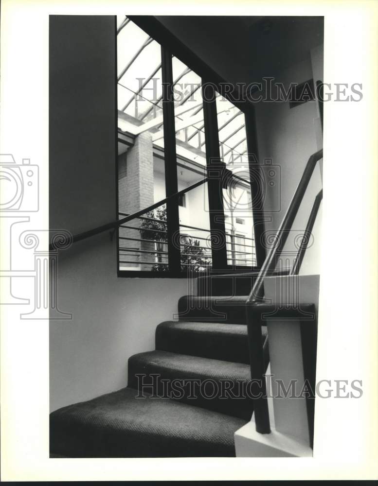 1988 Press Photo Stair Landing With Window, Henderson Apartment Interior - Historic Images