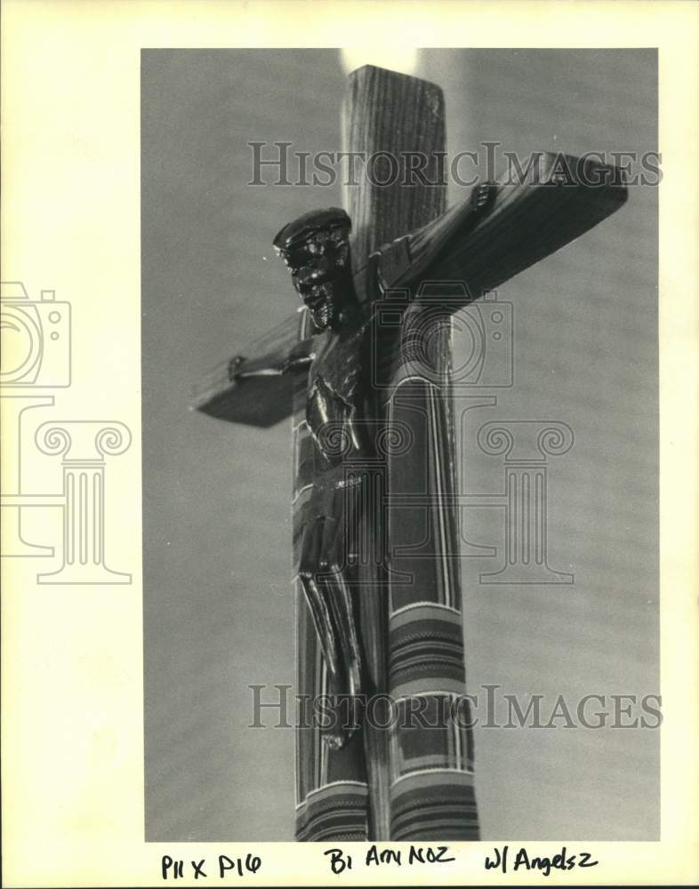 1992 Press Photo Crucifix draped in kente cloth-St. Marys of the Angels Church - Historic Images