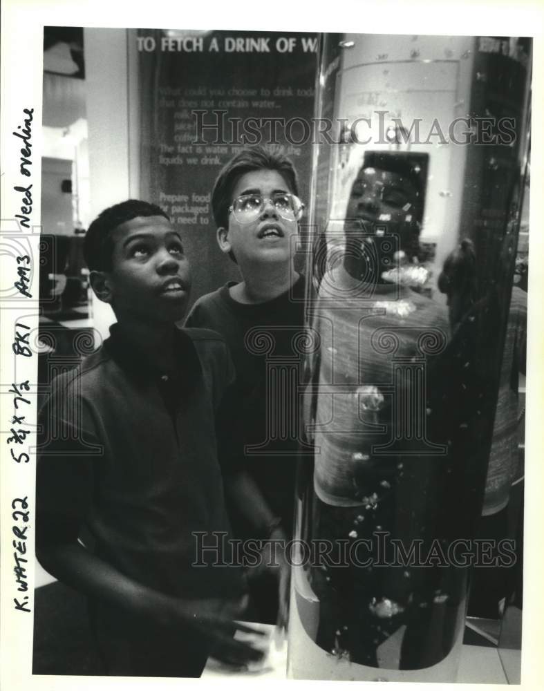 1993 Press Photo Ian Ventress &amp; Danny Cox look at the water exhibit at Center. - Historic Images