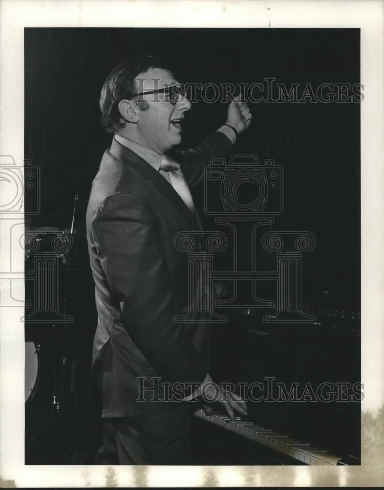 1993 Press Photo Bandleader Leon Kelner playing in New Orleans. - Historic Images