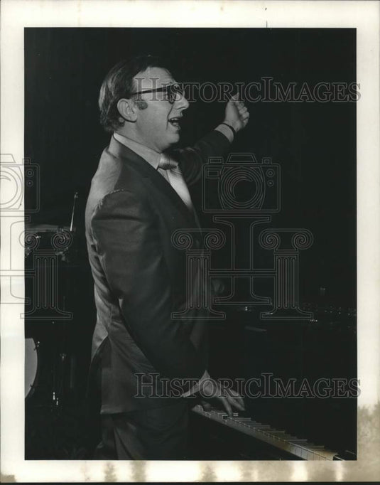 1993 Press Photo Bandleader Leon Kelner playing in New Orleans. - Historic Images