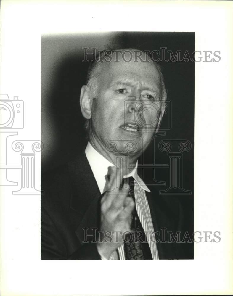 1990 Press Photo Bruce Johnstone, keynote speaker at Money Watch seminar. - Historic Images