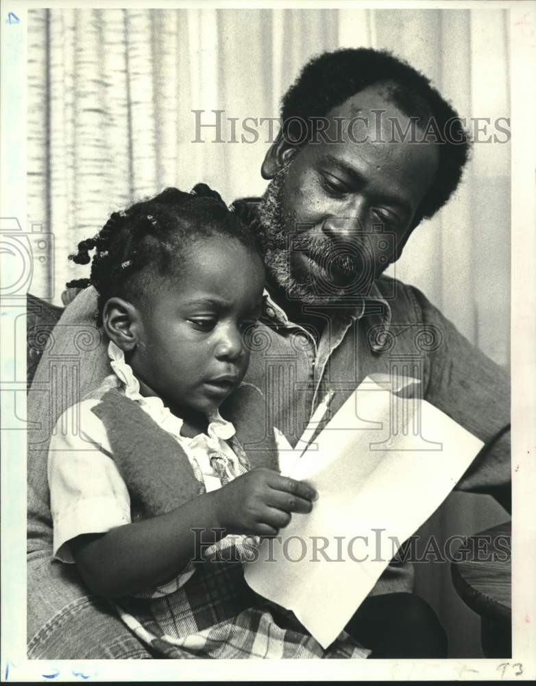 1982 Press Photo Raymond Johnson helps his daughter Shandra Renee - Historic Images