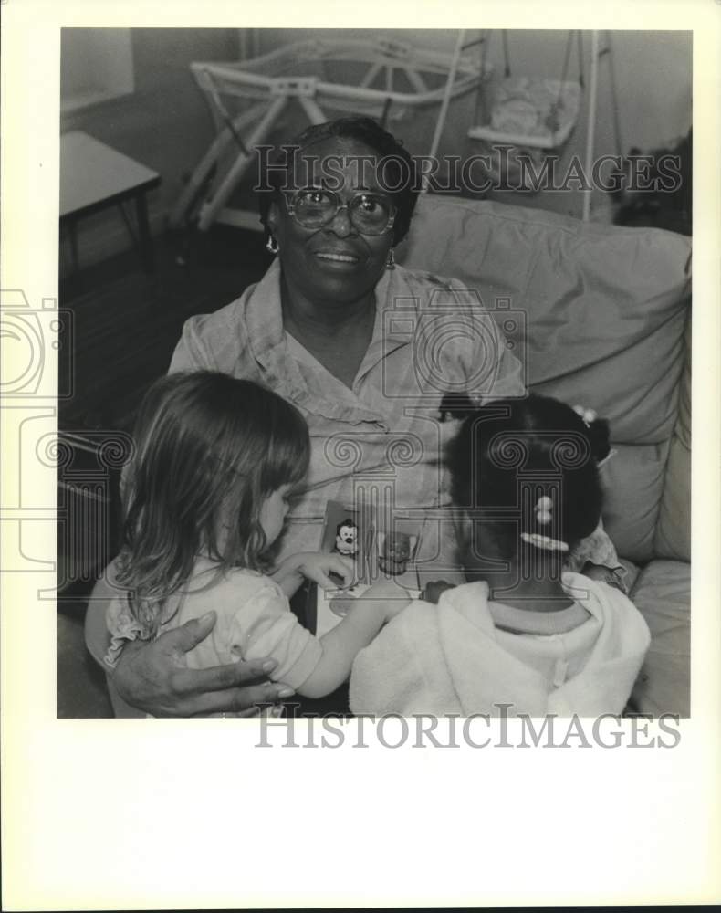 1989 Press Photo Lucille Henderson, volunteer Jefferson Parish Homeless Family - Historic Images