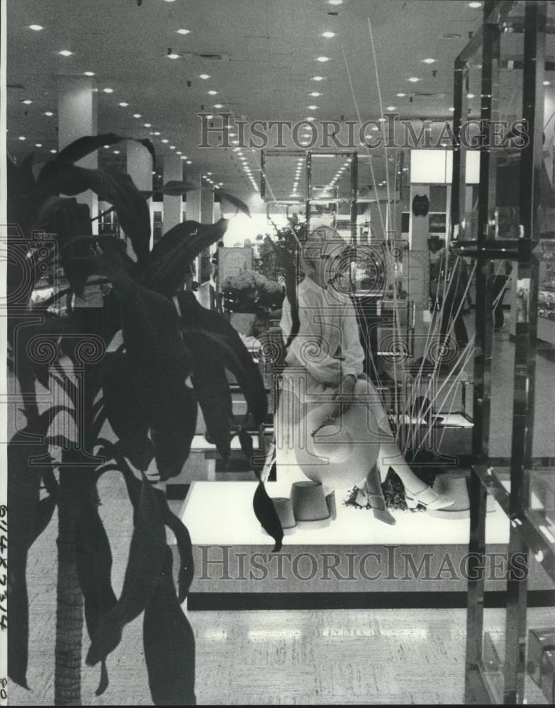 1976 Mannequin display on a famous New Orleans department store - Historic Images